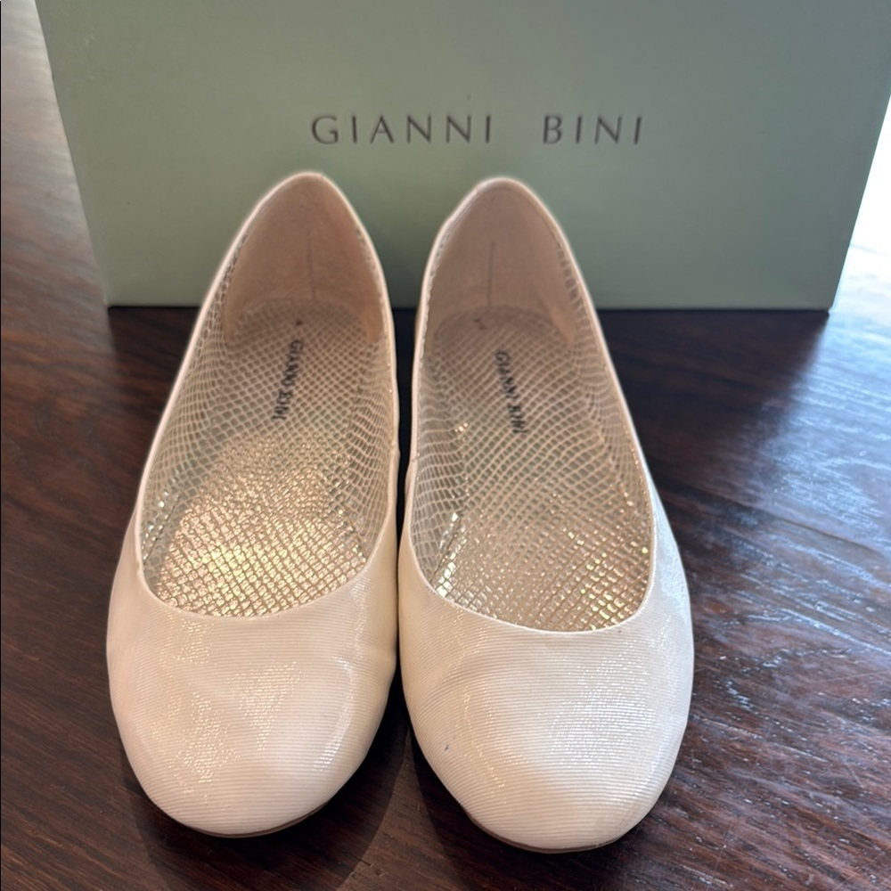 Gianni Bini 8.5M Glossy Cream Flats